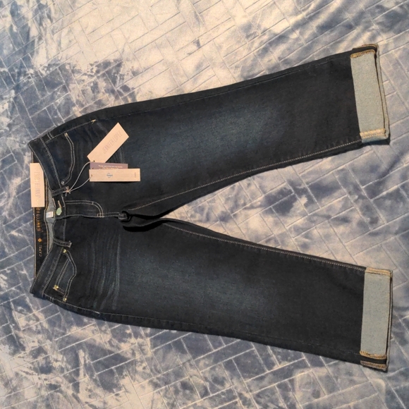 Jennifer Lopez Denim - NWT Jennifer Lopez Dark Blue Denim Capri Jeans